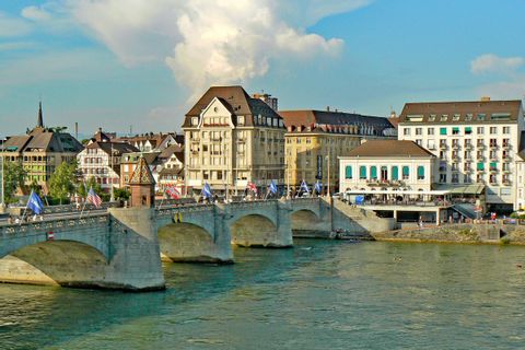 Blick über den Rhein mit einer Rheinbrücke in Basel