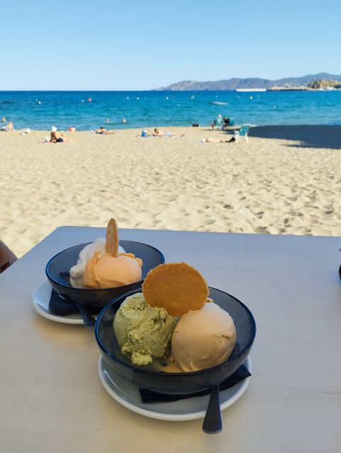 Dessert am wunderschönen Strand von Portbou.