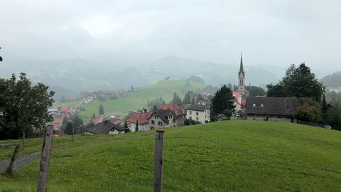Ein kleines Dorf am Hügel auf der Wanderung auf dem Alpenpanorama Weg von Eurotrek.