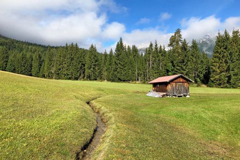 Wanderwege entlang schöner Holzhütten in Leutasch