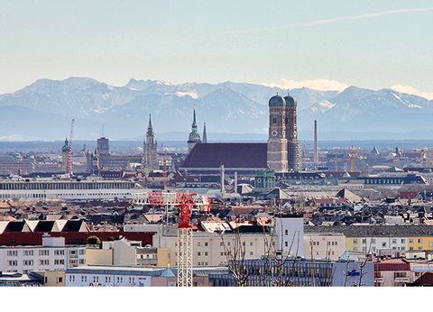 Sicht auf München und Berge im Hintergrund. Aktivferien mit Eurotrek.