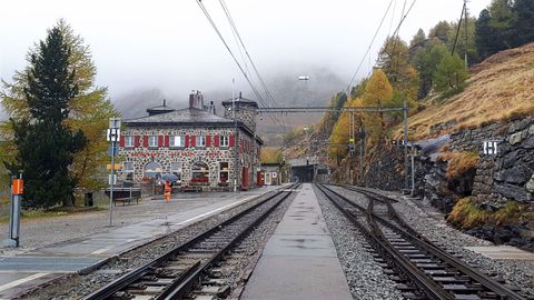 Ein altes Steinhaus dient als Bahnhof für die Bergbahn.