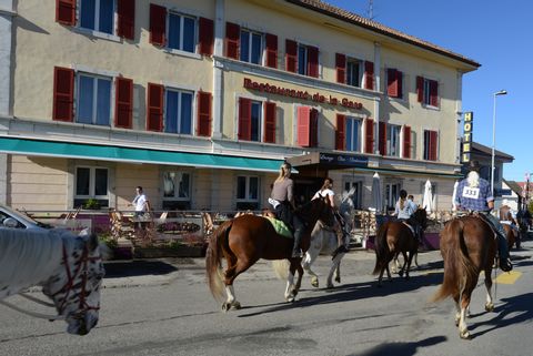 Reiter zu Pferd vor dem Hotel/Restaurant de la Gare in Saignelegier.