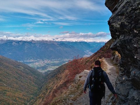 Schmale Wanderwege im Tessin mit Ausblick auf die Bergkette 
