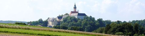 Blick auf das Kloster Andechs. Aktivferien mit Eurotrek.