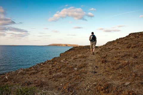 Wanderer auf Küstenwegen in Menorca