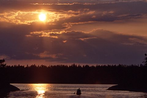 Sonnenuntergang über dem Horizont in Schweden