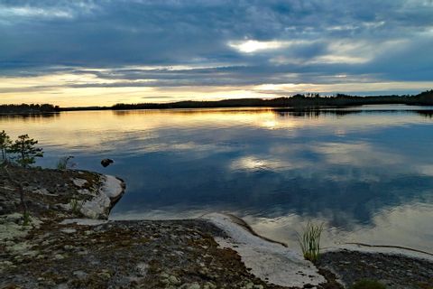 Abenstimmung über dem Horizont bei der Finnischen Seenplatte