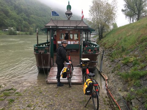 Eurotrek Mitarbeiter Toni verlädt gerade sein Velo auf das Schiff auf der Donau.