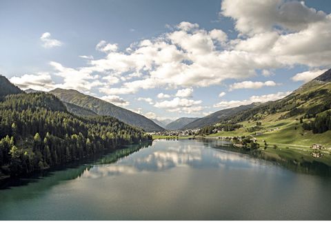 Ein See umgeben von kleinen Hügeln in der Schweiz.