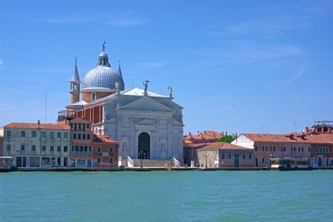 Blick vom Wasser auf die Chiesa del Santissimo in Venedig