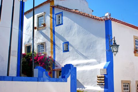 Typisches weiß-blaues Haus in der Küstenregion von Obidos