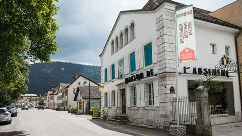 Ein altes Gebäude in einer Stadt auf der Neuchâtel-Tour von Eurotrek.