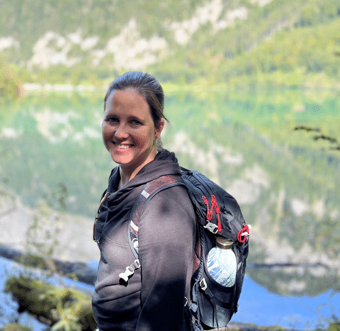 Nina, collaboratrice d'Eurotrek, se trouve devant un lac.