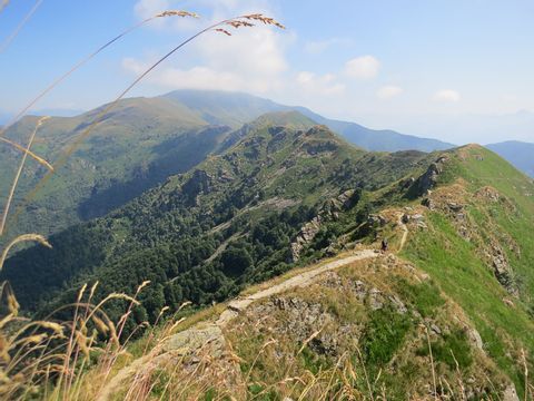 Sicht auf die Gratwanderung Grandiccioli mit schmalem Wanderpfad.