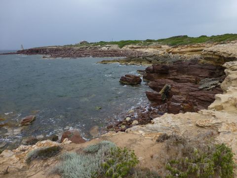 Schroffe Klippen ziehen sich an der Küste Sardiniens entlang.