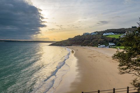 Strand in Cornwall bei wechselhaftem Wetter.