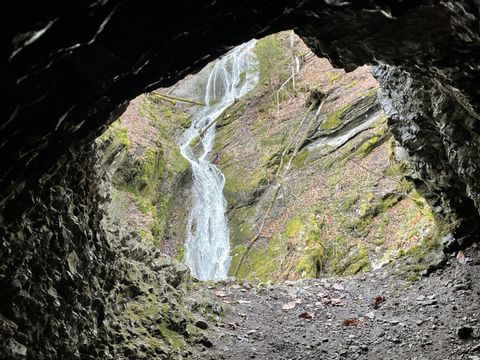 Blick auf einen Thur-Wasserfall durch ein Steinloch fotografiert