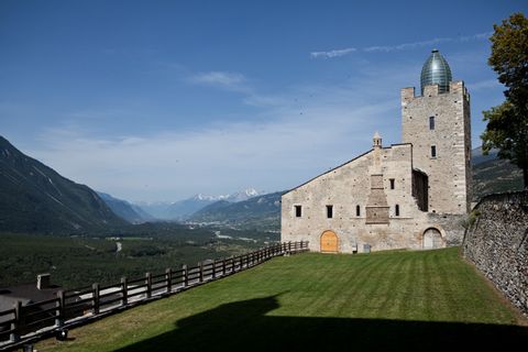 Schloss Leuk mit Kuppel