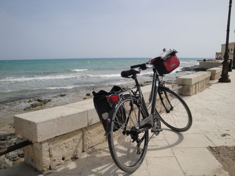 Abgestelltes Fahrrad und das Meer im Hintergrund. Sizilien Südost. Veloferien mit Eurotrek. 