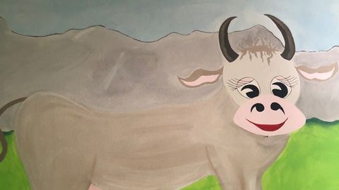 Eine Kuh auf eine Wand gemalt im Hotel in Langwies. 