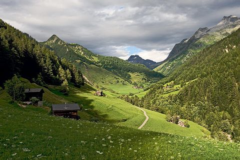 Einblick in das Binntal, welches durch Berge begrenzt wird.