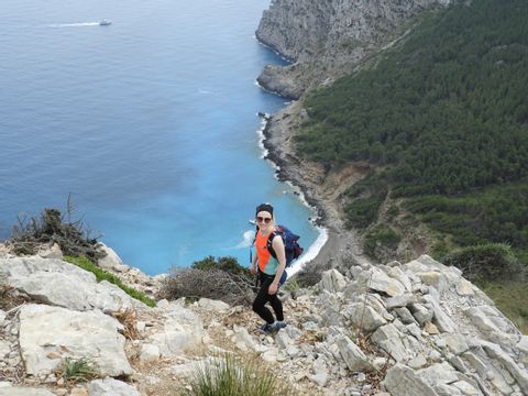Bild einer Wanderin an einer Klippe. Im Hintergrund sieht man das Meer. Mallorca Finca Wanderung. Wanderferien mit Eurotrek.