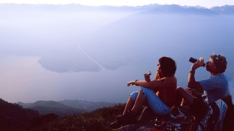 Wanderer, welche die Aussicht der Sentiero Lago di Lugano Route geniessen. Wanderferien mit Eurotrek.
