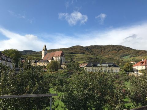 Dorf mit Kirche inmitten der Natur