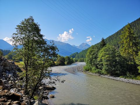 Ein Fluss schlängelt sich durch die Berglandschaften im Schweizerischen Nationalpark.