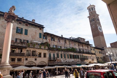 Blick auf den Torre dei Lamberti in Verona. Von Bozen - Venedig. Aktivferien mit Eurotrek.