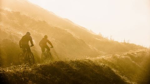 Deux cyclistes sur l'itinéraire Valais-Alpine Bike. Vacances à vélo avec Eurotrek.