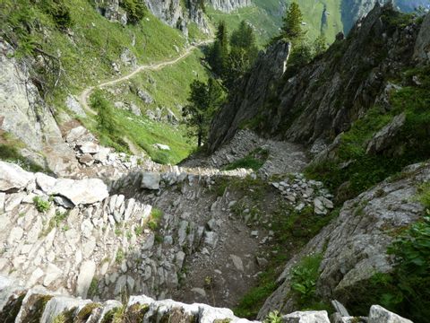 Eine schmaler, steiler Abgang auf dem Aletsch-Panoramaweg.