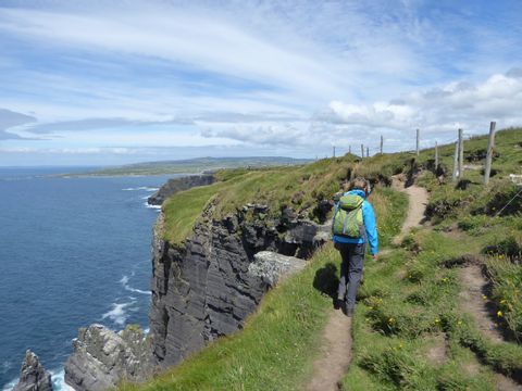 Wanderer an der Küste von Irland auf dem Western Way. 