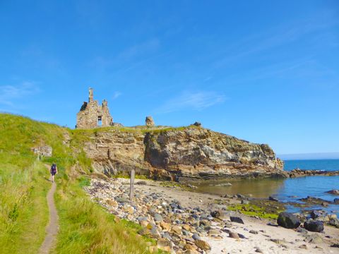 Wanderin unterwegs entlang der Küste in Schottland
