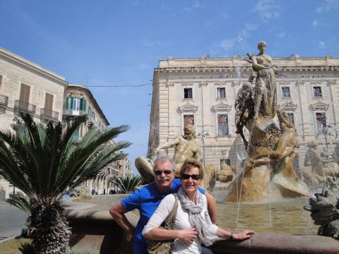  Bild von zwei Personen vor einem Brunnen. Sizilien Südost. Aktivferien mit Eurotrek. 