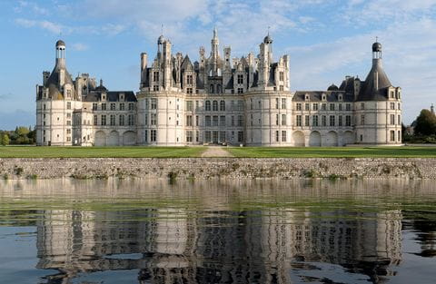 Der Ausschnitt des Schloss Chambord im Loire-Tal in Frankreich. Im Vordergrund ist die Loire zu sehen. 
