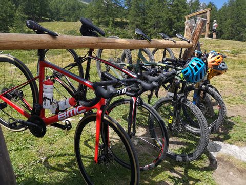 Auch Fahrräder brauchen mal Pause. Fünf Bikes an einem speziellen Gerüst aus Holz, hängend.