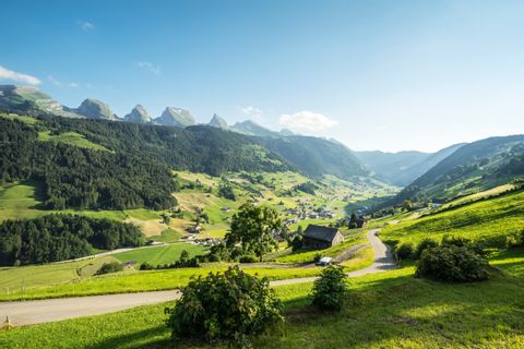 Blick auf ein Dorf im Tal auf dem Alpenpanorama Weg