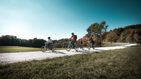 Radfahrer Familie im Naturpark Schaffhausen