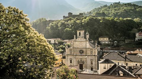 Die Stiftskirche St. Pietro e Stefano in Bellinzona gliedert sich mit ihrem Renaissancebau perfekt in die Umgebung ein.