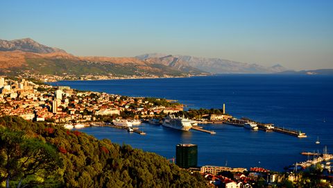 Kreuzfahrtschiffe stehen im Hafen von Split, der von der Stadt umgeben ist.