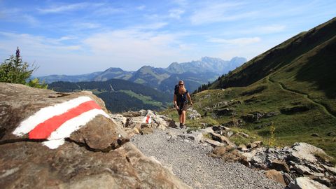 Wanderin beim Aufstieg am Toggenburger Höhenweg