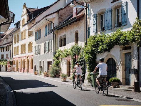 à vélo à travers le vieux centre-ville de Morat