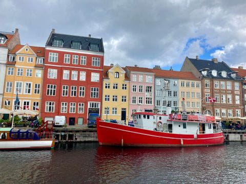 Rotes Schiff im Hafen von Kopenhagen