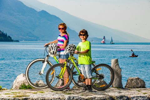 Kinder mit den Rädern am Gardasee