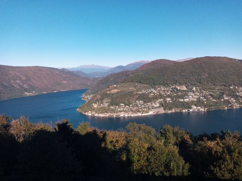 Romaine entdeckt auf ihrer Wanderung im Tessin tolle Aussichten auf den Lago di Lugano.