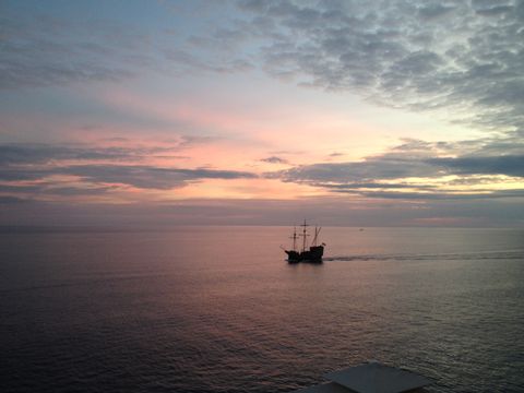 Schiff fährt auf dem Meer während eines Sonnenuntergangs. Rad-Schiff-Dalmatien mit Eurotrek.
