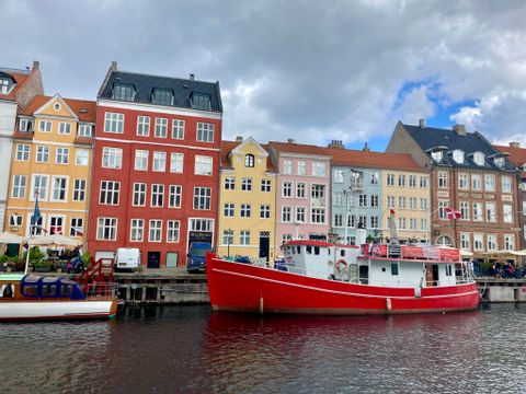 Rotes Schiff im Hafen von Kopenhagen. Aktivferien mit Eurotrek.