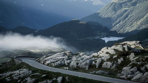 Blick auf den San Bernardino auf dem Weg von Chur nach Bellinzona. Graubünden-Route. Veloferien Eurotrek.